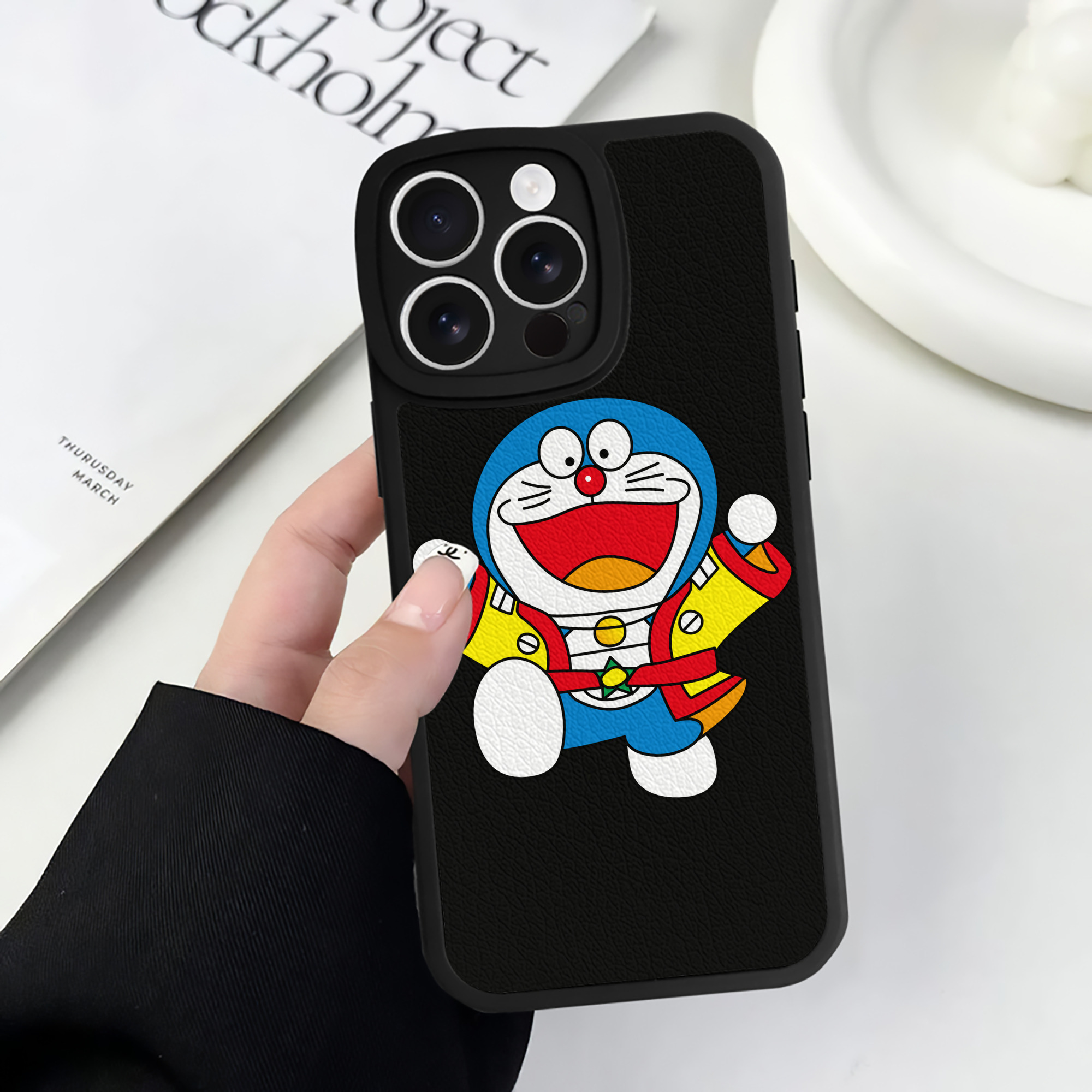 （画像用） ドラえもん Doraemon 【iPhone 16シリーズ対応】シリコンスマホケース（レザー調） 材質：シリコン